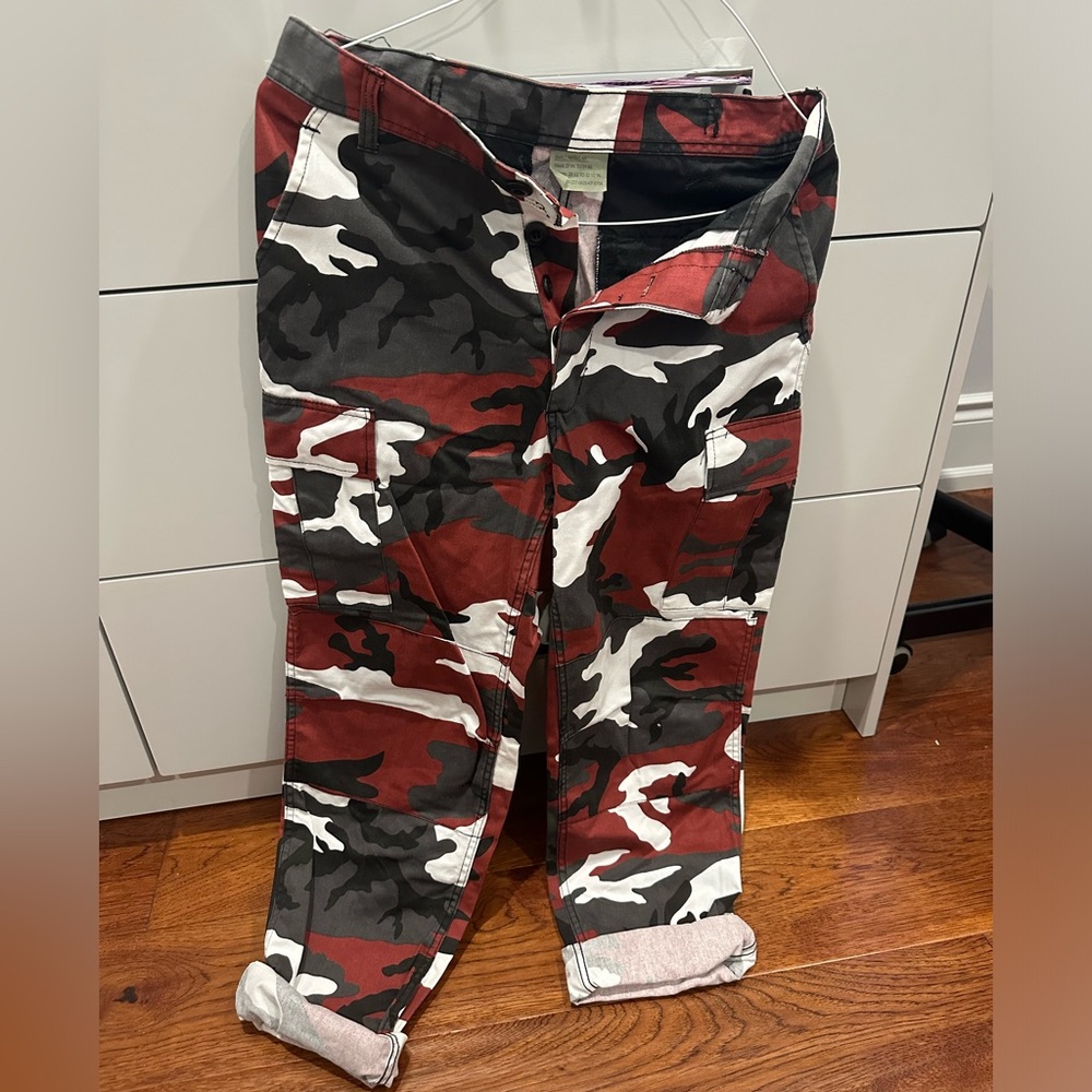 ZUMIEZ CAMO PANTS WOMEN
